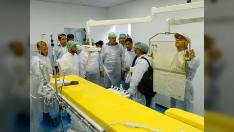 محافظ تعز يطلع على التجهيزات الطبية لمركز القلب وزراعة الكلى بالمحافظة