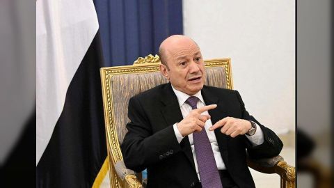 رئيس مجلس القيادة: دعم الحكومة هو الحل الحاسم لتأمين البحر الاحمر