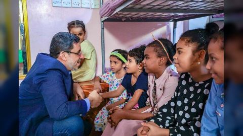 رئيس الوزراء يزور دار الفردوس لرعاية الايتام ويوجه بتلبية عدد من احتياجاتها