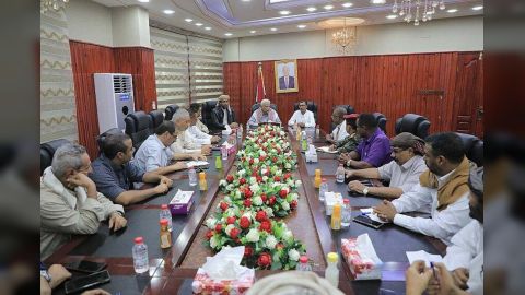 لجنة الطوارئ برئاسة محافظ المهرة تناقش آخر مستجدات المنخفض الجوي المتوقع بالأيام القادمة