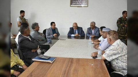 محافظ تعز يناقش مع الجهاز المركزي تفعيل الرقابة على الموارد وإنفاقها