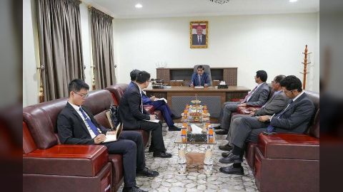 عضو مجلس القيادة الرئاسي البحسني يبحث مع القائم بأعمال السفير الصيني آفاق التعاون المشترك بين البلدين