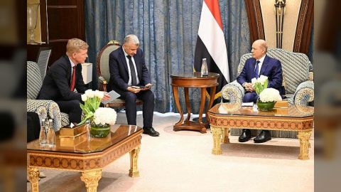 رئيس مجلس القيادة يؤكد التزام المجلس بخيار السلام وفقا لمرجعياته الوطنية والاقليمية والدولية