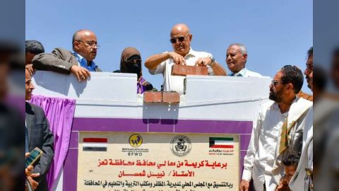 محافظ تعز يضع حجر الأساس لإنشاء مدرسة للتعليم الأساسي والثانوي