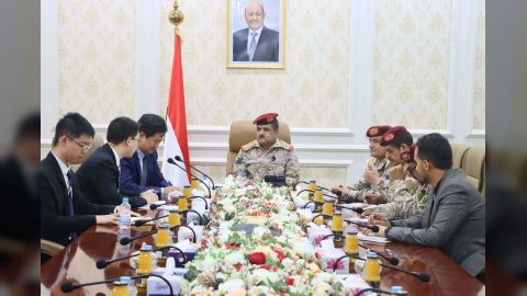وزير الدفاع يلتقي القائم بالأعمال الصيني في عدن