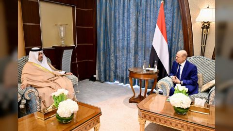 رئيس مجلس القيادة يتسلم دعوة من ملك البحرين لحضور القمة العربية