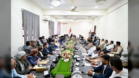 رئيس مجلس القيادة يرأس اجتماعاً لقيادات السلطة المحلية وأجهزتها التنفيذية في محافظة مأرب