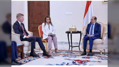 وزير الخارجية وشؤون المغتربين يلتقي المبعوث الأممي إلى اليمن