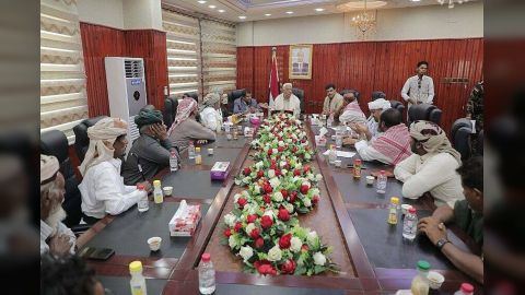 محافظ المهرة يؤكد اهتمام السلطة المحلية بمعالجة اضرار إعصار تيج في مديرية حصوين