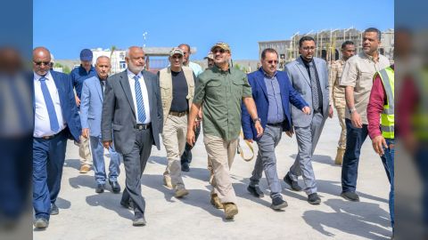 طارق صالح يتفقد عدد من المنشآت الصحية والتعليمية بالخوخة