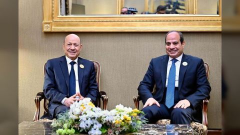 رئيس مجلس القيادة والرئيس المصري يؤكدان اهمية التنسيق الجماعي لتأمين الملاحة البحرية