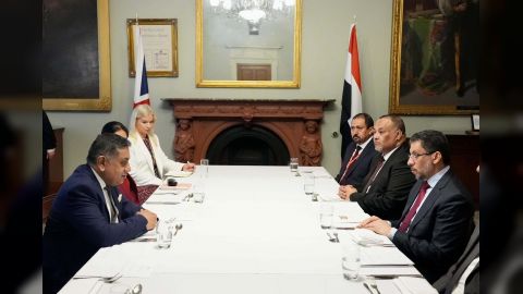 رئيس الوزراء يبحث مع وزير الدولة البريطاني العلاقات الثنائية بين البلدين