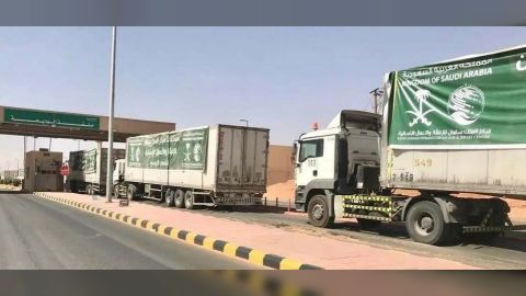 عبور 330 شاحنة إغاثية مقدمة من مركز الملك سلمان للإغاثة لعدد من المحافظات