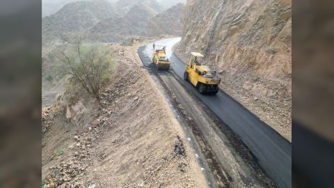 بدء سفلتة الطريق الجبلي الصحى - الكربة في لحج