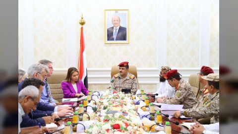 وزير الدفاع يلتقي في عدن المستشار العسكري للمبعوث الاممي