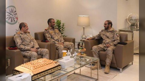 رئيس هيئة الأركان يبحث مع قائد القوات المشتركة أوجه الدعم والتعاون المشترك