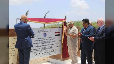 عضو مجلس القيادة طارق صالح يدشن طريق الكدحة - البيرين بتعز ويعلن عن مرحلة ثانية للمشروع