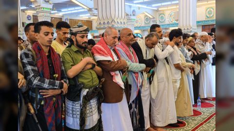 جموع غفيرة بتعز تؤدي صلاة الغائب على الشهيد البطل محمد السناوي ورفاقه