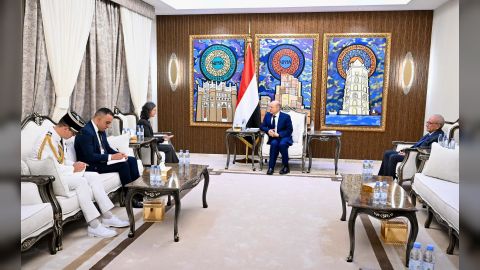 رئيس مجلس القيادة يستقبل سفيرة الجمهورية الفرنسية