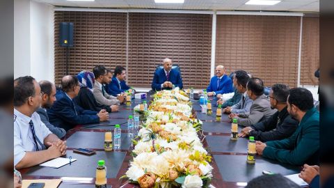 اللواء الزُبيدي يتفقد سير العمل في البنك المركزي ويجدد دعم مجلس القيادة لقراراته