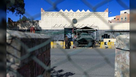 السفارة الأمريكية تجدد مطالبتها للحوثيين بالإفراج الفوري عن موظفيها