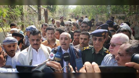 السلطة المحلية بتعز تؤكد إصلاح طريق الكمب تمهيداً لاستقبال المواطنين