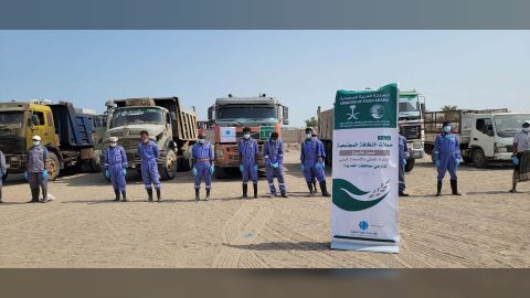 تدشين حملة نظافة بمدينة الخوخة ورفع المخلفات من شوارعها