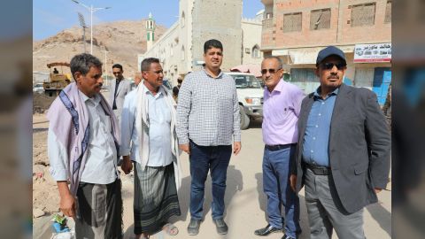 محافظ حضرموت يتفقّد أعمال السفلتة لـ 20كم بحيّي المتضررين والانشاءات وشارع ملعب بارادم