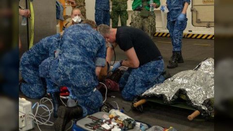 مروحية هولندية تنقذ بحارًا نيباليًا من سفينة استهدفها الحوثيون في خليج عدن