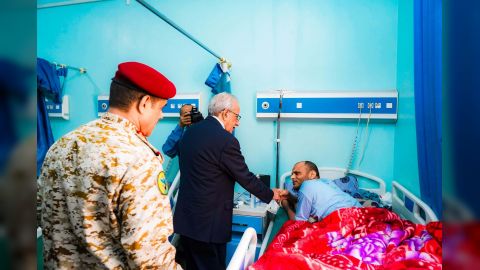 رئيس مجلس القيادة يوجه بنقل عدد من جرحى القوات المسلحة للعلاج في الخارج