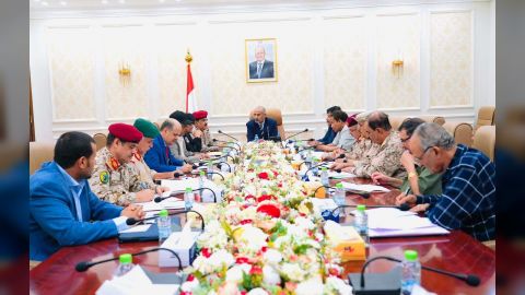 عضو مجلس القيادة الرئاسي اللواء الزُبيدي يترأس اجتماعاً للجنة الأمنية العليا