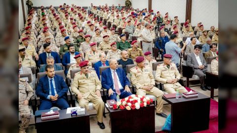 اللواء الزُبيدي يشهد حفل تخرج عدد من الدفعات بالأكاديمية العسكرية العُليا في عدن