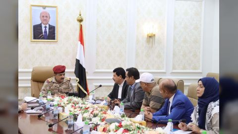 اللجنة الوطنية للتحقيق تناقش مع وزير الدفاع دور المؤسسة العسكرية في حماية حقوق الانسان