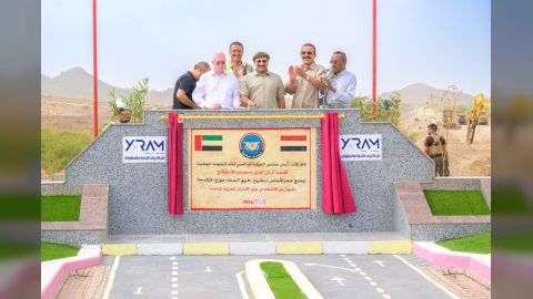 عضو مجلس القيادة طارق صالح يدشن بدء العمل في مشروع طريق المخا - موزع - الكدحة