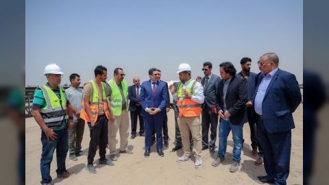 رئيس الوزراء يقوم بزيارة الى محطة الطاقة الشمسية في عدن والمتوقع دخولها الخدمة خلال أيام