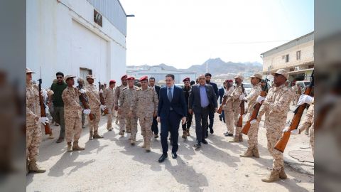 رئيس الوزراء يقوم بزيارة ميدانية الى القاعدة الإدارية العسكرية في عدن