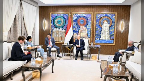 رئيس مجلس القيادة يستقبل سفيرة المملكة المتحدة