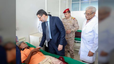 رئيس الوزراء يطلع على أوضاع مستشفى باصهيب العسكري والخدمات التي يقدمها للمرضى