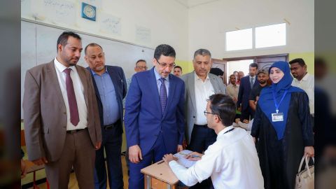رئيس الوزراء يتفقد سير امتحانات الثانوية العامة في عدن
