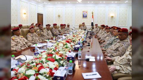 الفريق الداعري يعقد اجتماعا موسعا بقيادات وزارة الدفاع ورئاسة هيئة الأركان