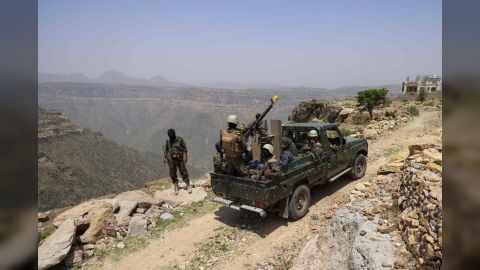 تعز... قوات الجيش تشن هجمات مضادة وتسيطر على مواقع حاكمة في محيط المدينة