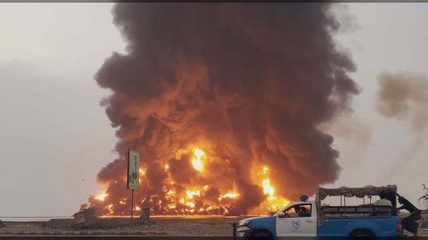 غارات جوية إسرائيلية تستهدف ميناء الحديدة الخاضع للحوثيين