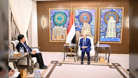 رئيس مجلس القيادة الرئاسي يستقبل القائم باعمال سفارة جمهورية الصين الشعبية