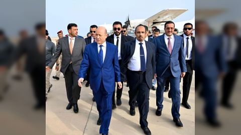 رئيس مجلس القيادة الرئاسي وعضوا المجلس عبدالله العليمي وعثمان مجلي يصلون المكلا