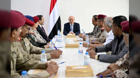 رئيس مجلس القيادة يجتمع بقيادة اللجنة الامنية في محافظة حضرموت