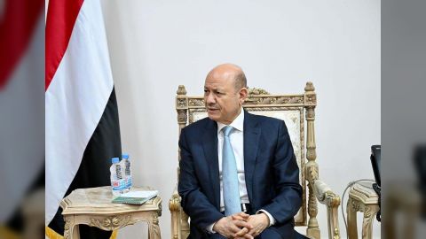 رئيس مجلس القيادة يشيد بدور مؤسسات حضرموت المدنية في التنمية المحلية