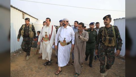 العرادة يتفقد أضرار الأمطار والعواصف في عدد من مخيمات النازحين بمأرب