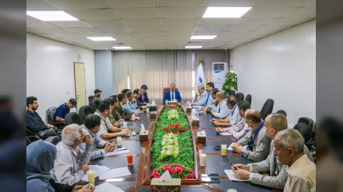 وزير النقل يطلع على سير المشاريع بمطار عدن الدولي ويعقد إجتماعاً موسعاً بقيادة المطار