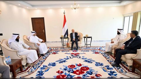 رئيس مجلس القيادة يشيد بدور الكويت ومؤسساتها الخيرية في تخفيف معاناة الشعب اليمني