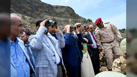 رئيس مجلس القيادة يتفقد جبهات عسكرية في محافظة تعز